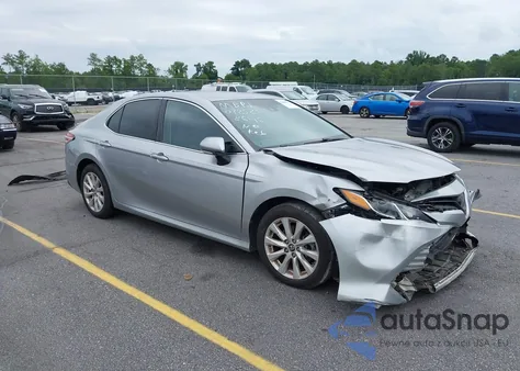 2018 Toyota Camry Le z USA, uszkodzony, nr VIN 4T1B11HK7JU058646